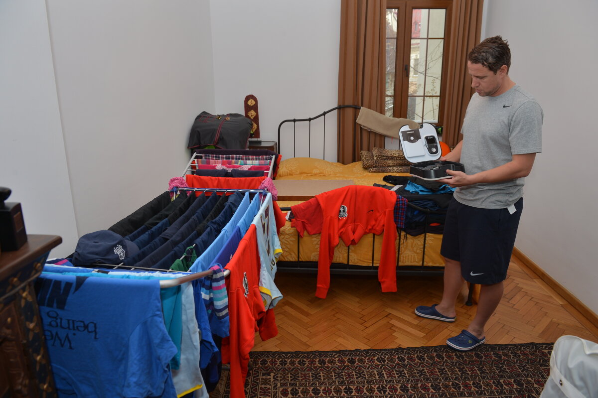 EXCLUSIV Poftiţi în bagajul lui Reghecampf! » GSP a asistat la momentul în care antrenorul Stelei şi-a făcut genţile pentru stagiul din Turcia