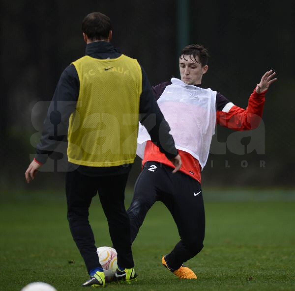 FOTO Pastilaţi-l că-l ia vîntul » Ieri, Rîpă abia s-a ţinut pe picioare la duelurile cu coechipierii de la Steaua