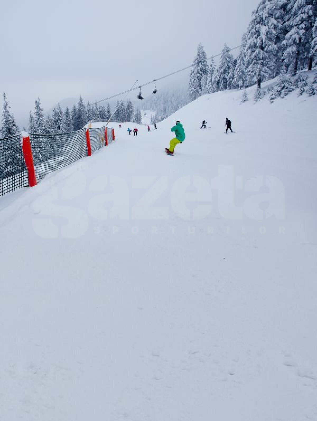 FOTO Drumul roşu e albastru » Cea mai lungă pîrtie de schi din România se găseşte în Poiana Braşov