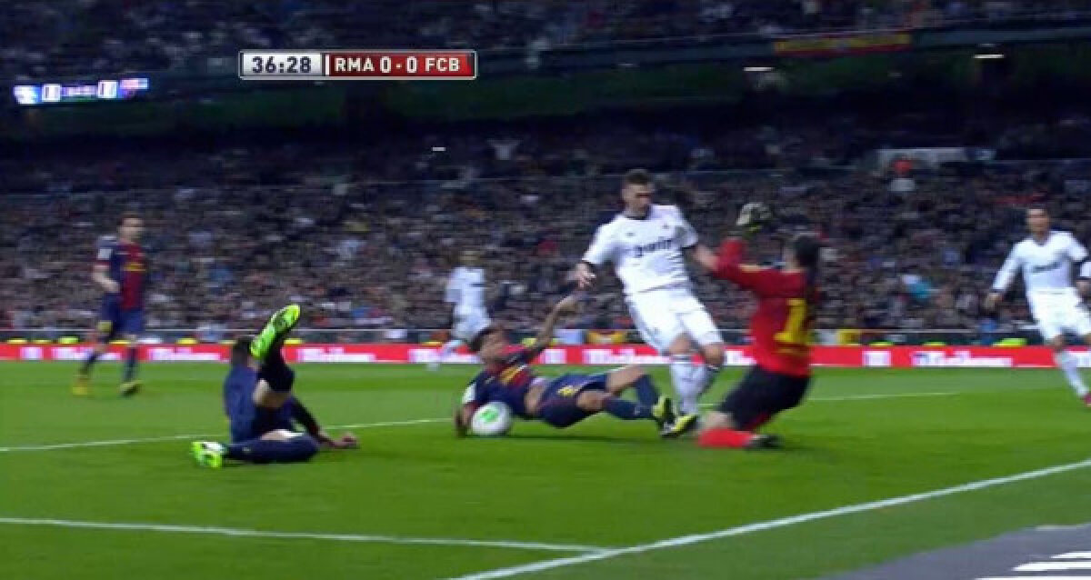 FOTO şi VIDEO Faze controversate în "El Clasico" » Real Madrid şi FC Barcelona au cerut cîte un penalty