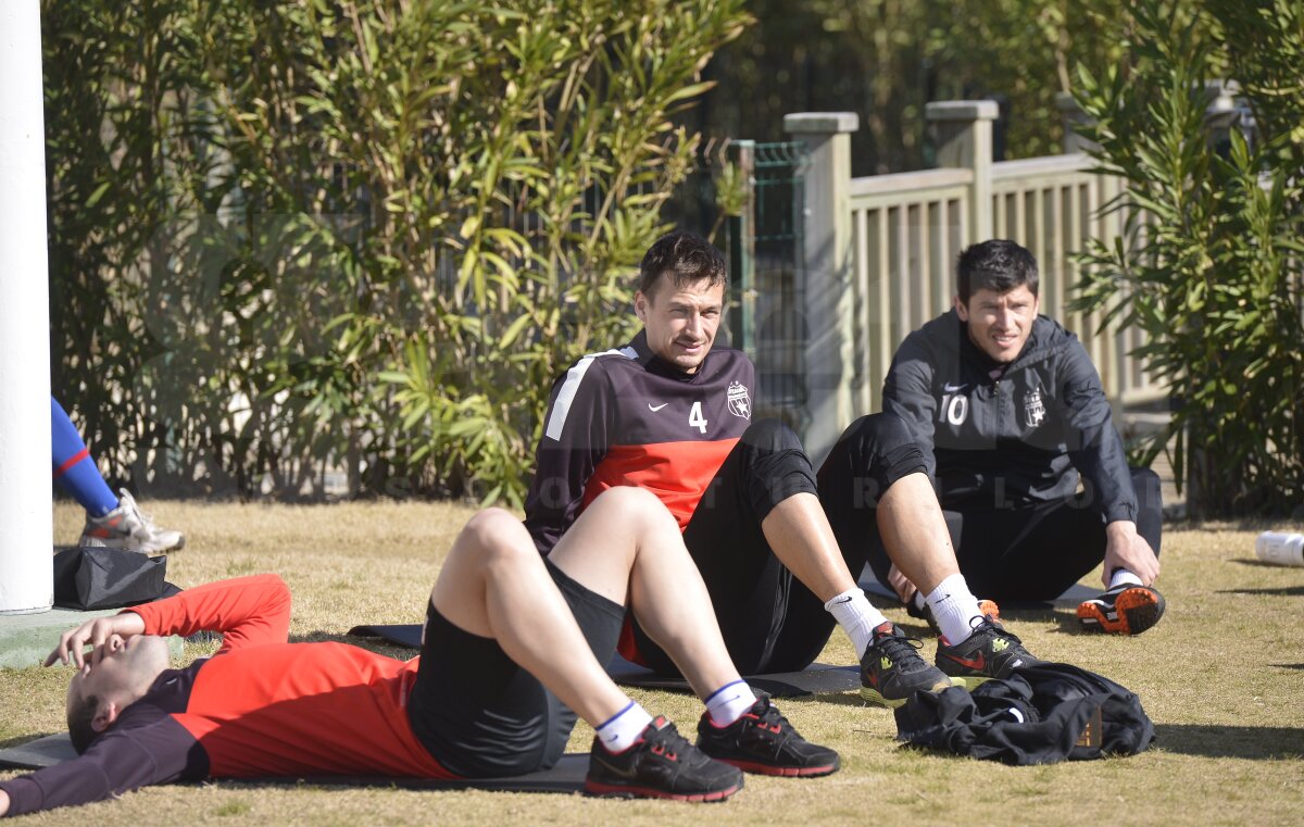 FOTO Reghecampf i-a scos la plajă pe stelişti » 3 jucători "pedepsiţi"