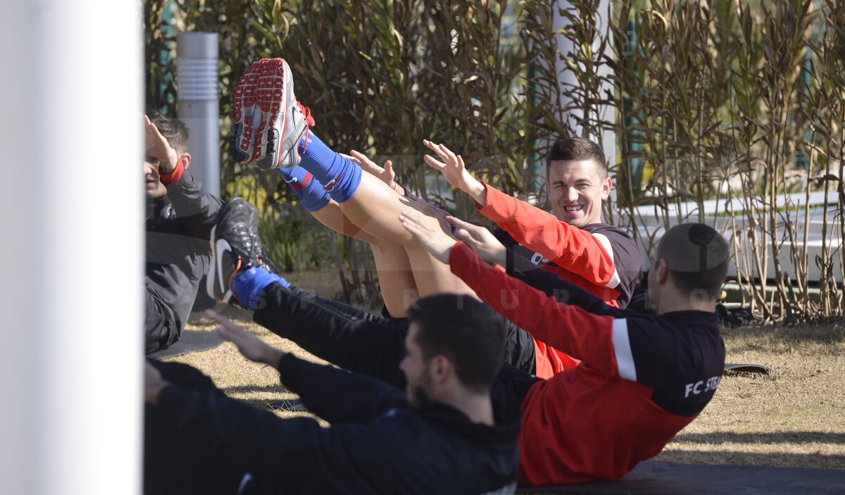 FOTO Reghecampf i-a scos la plajă pe stelişti » 3 jucători "pedepsiţi"