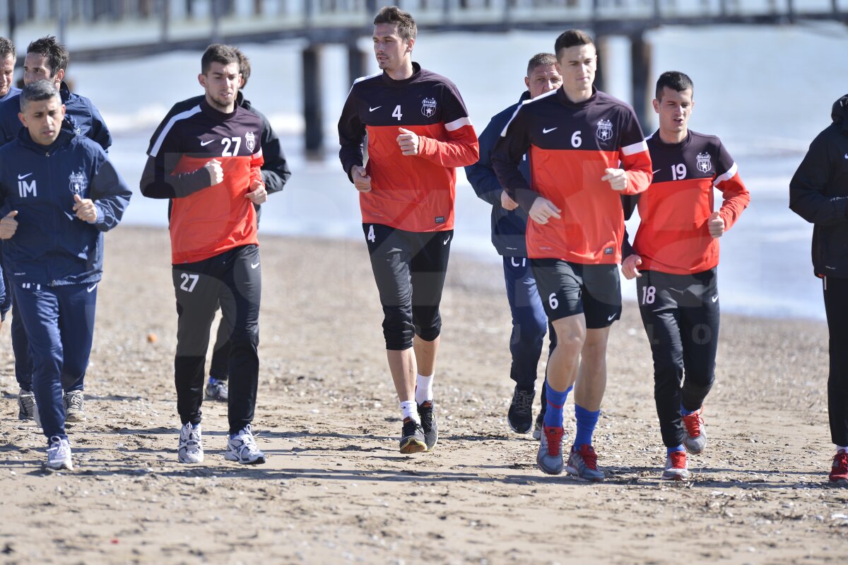 FOTO Reghecampf i-a scos la plajă pe stelişti » 3 jucători "pedepsiţi"