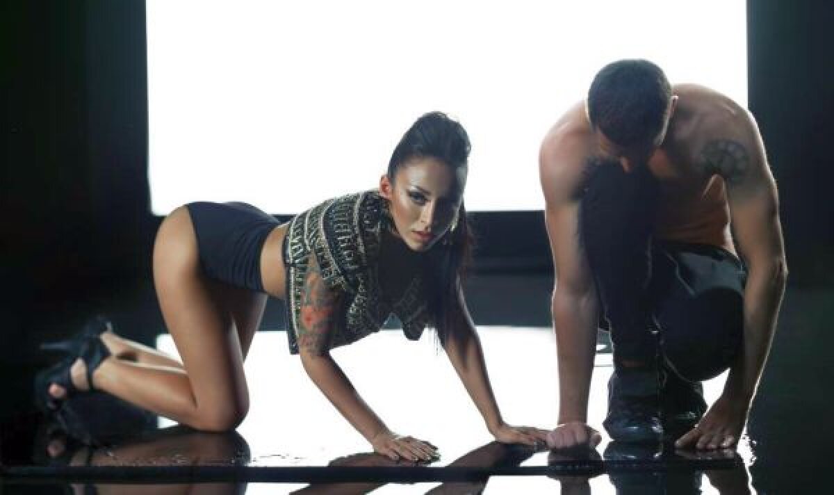 Cîntăreaţa Ruby îşi promovează noua piesă folosindu-se de imaginea patronului stelist: "El e regele"