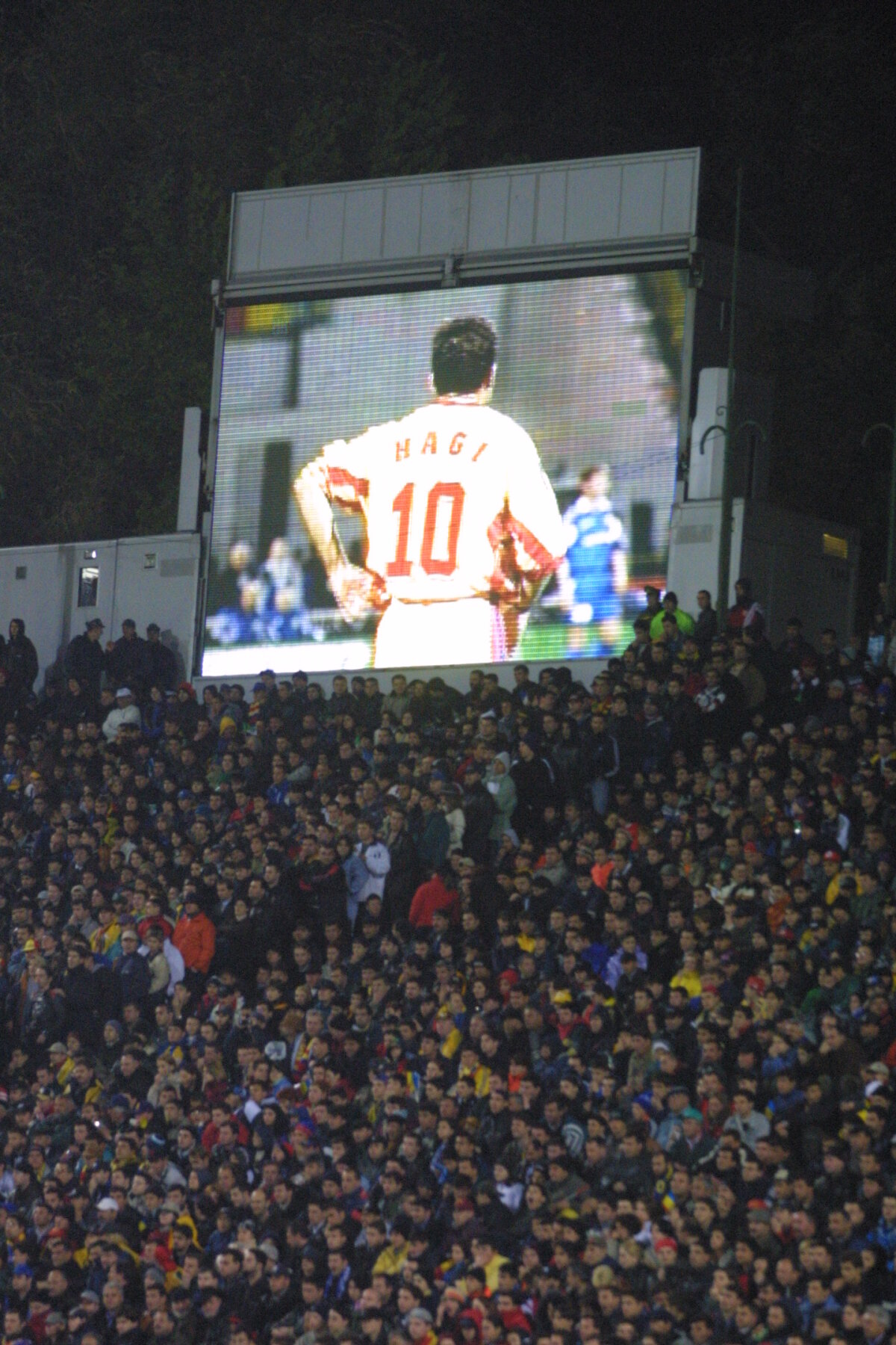 VIDEO + FOTO La mulţi ani, Gică! Top 10 imagini cu "Regele" şi cele mai tari goluri din carieră