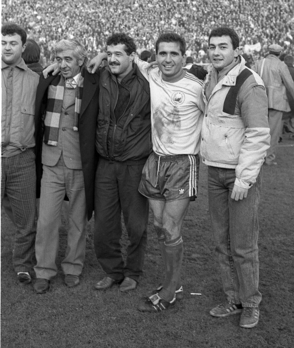 VIDEO + FOTO La mulţi ani, Gică! Top 10 imagini cu "Regele" şi cele mai tari goluri din carieră