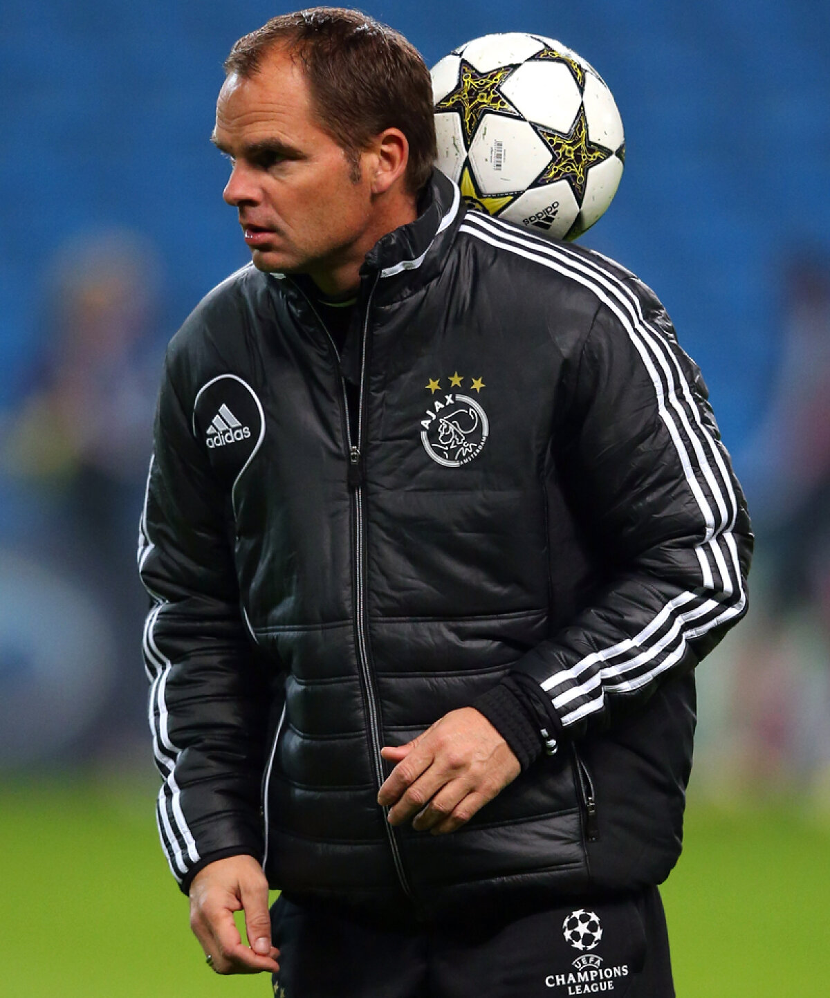 Curierul Frank » Antrenorul lui Ajax se pregăteşte de Steaua transportînd marfa din magazinul soţiei :)