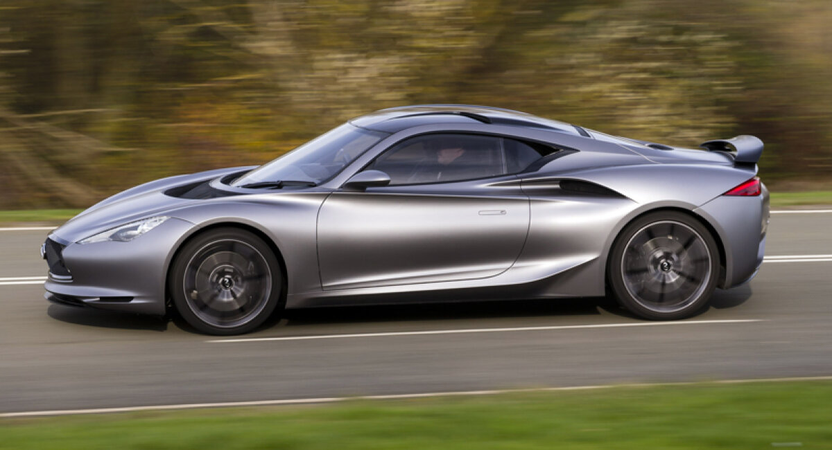 FOTO Un test unic » Drive-testul cu Infiniti Emerg-e a avut loc pe pista pe care James Bond şi-a răsturnat Aston Martin-ul