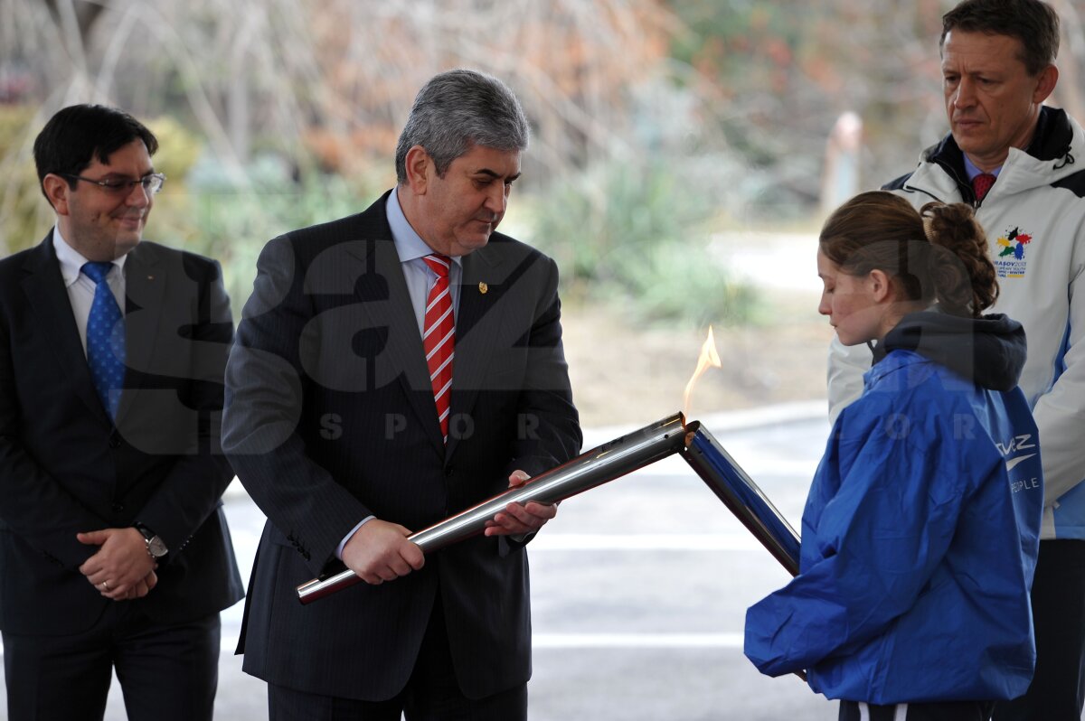 FOTO / Flacăra Olimpică a străbătut Bucureştiul » Mîine se va îndrepta spre Braşov pentru FOTE!