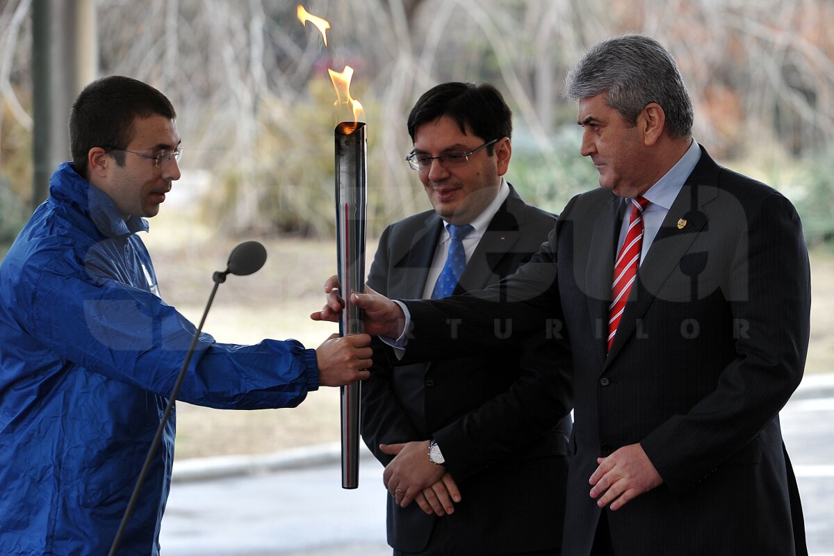 FOTO / Flacăra Olimpică a străbătut Bucureştiul » Mîine se va îndrepta spre Braşov pentru FOTE!