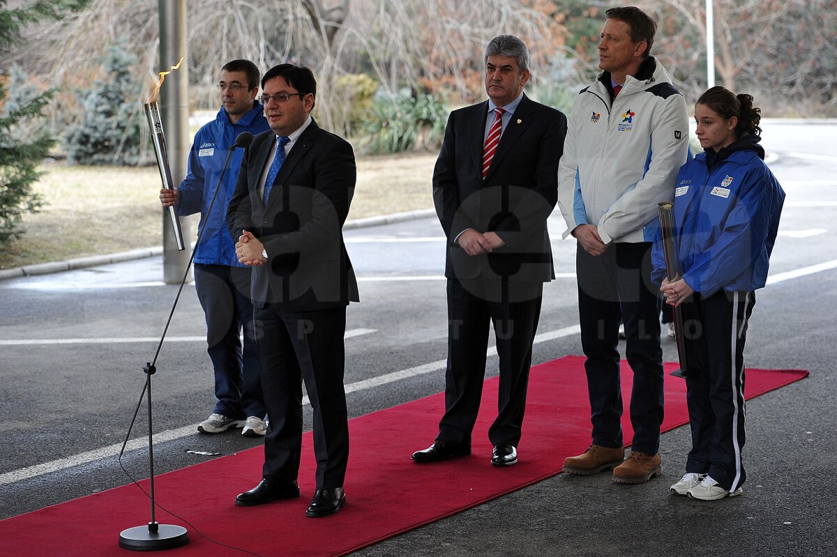FOTO / Flacăra Olimpică a străbătut Bucureştiul » Mîine se va îndrepta spre Braşov pentru FOTE!
