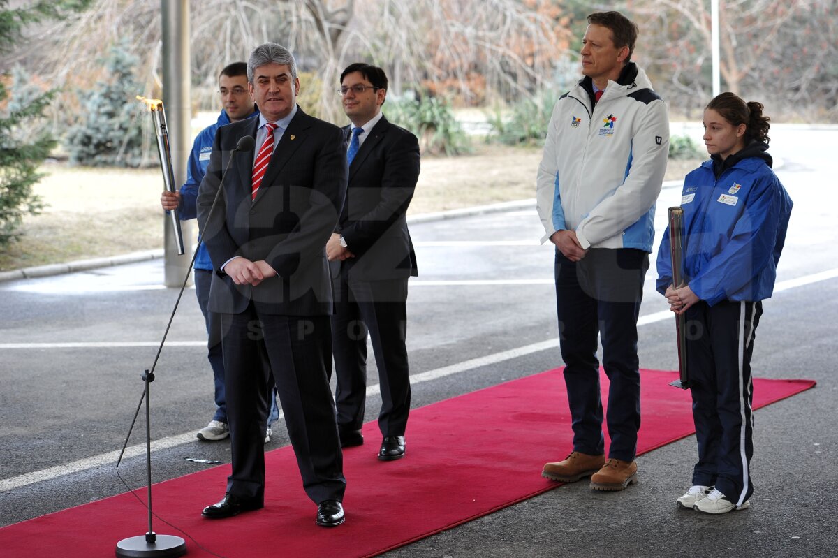 FOTO / Flacăra Olimpică a străbătut Bucureştiul » Mîine se va îndrepta spre Braşov pentru FOTE!