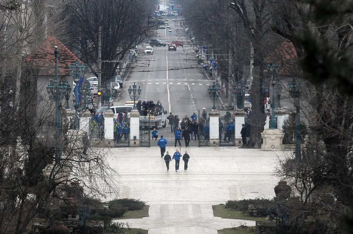 FOTO / Flacăra Olimpică a străbătut Bucureştiul » Mîine se va îndrepta spre Braşov pentru FOTE!