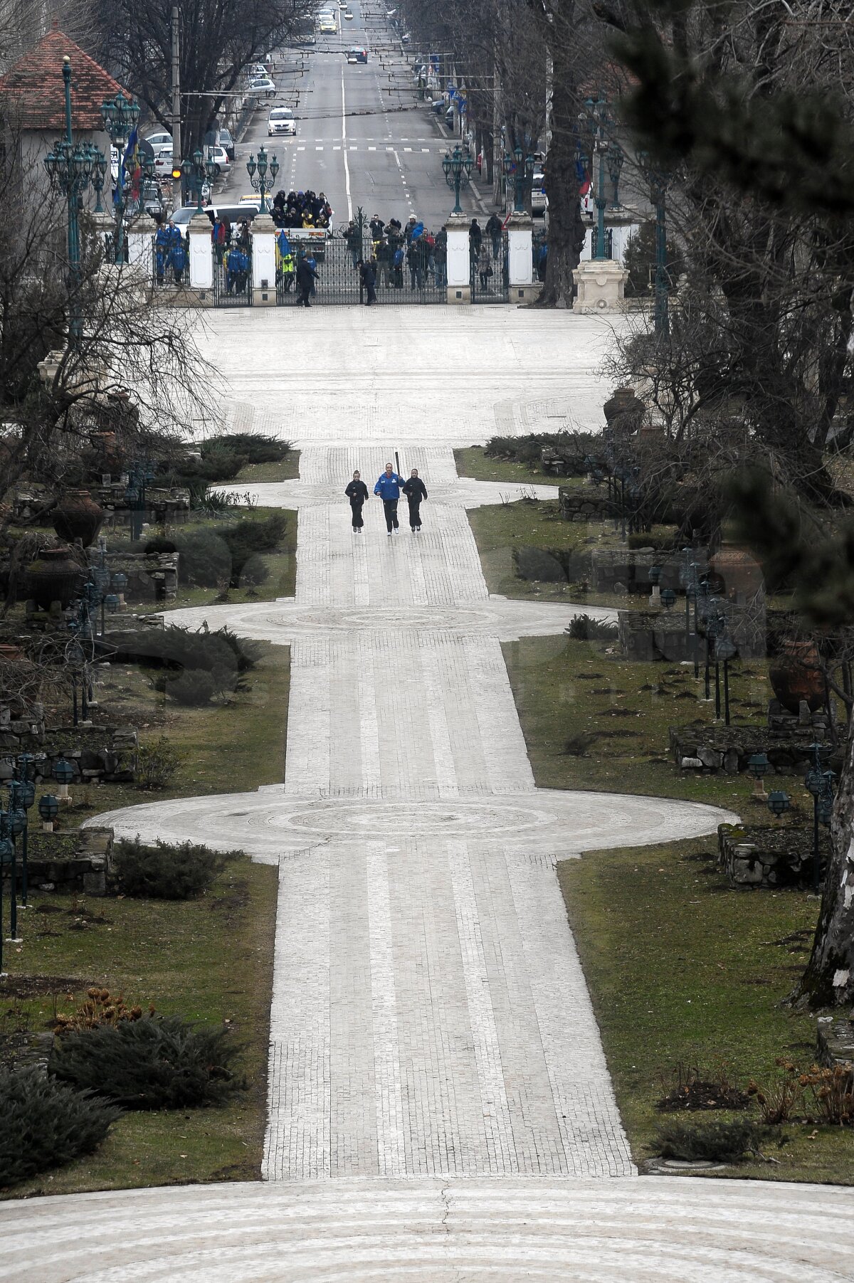 FOTO / Flacăra Olimpică a străbătut Bucureştiul » Mîine se va îndrepta spre Braşov pentru FOTE!