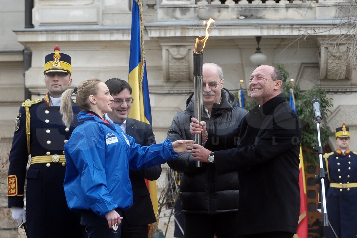FOTO / Flacăra Olimpică a străbătut Bucureştiul » Mîine se va îndrepta spre Braşov pentru FOTE!