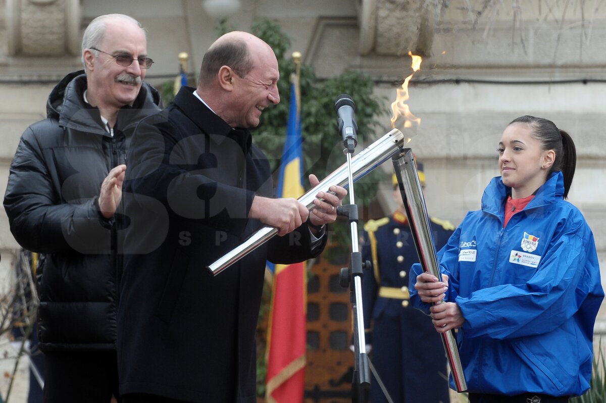 FOTO / Flacăra Olimpică a străbătut Bucureştiul » Mîine se va îndrepta spre Braşov pentru FOTE!