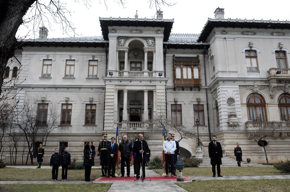 FOTO / Flacăra Olimpică a străbătut Bucureştiul » Mîine se va îndrepta spre Braşov pentru FOTE!