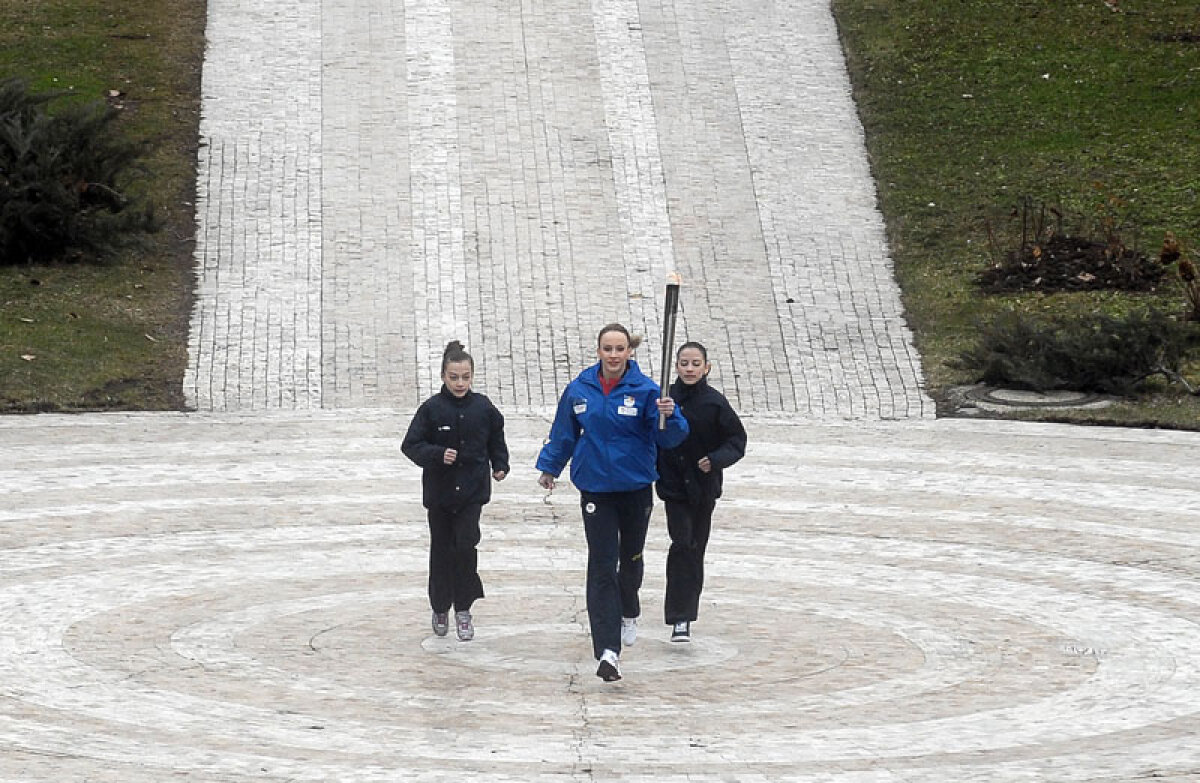 FOTO Tur de torţă » Numele mari ale sportului românesc au purtat flacăra olimpică prin Bucureşti