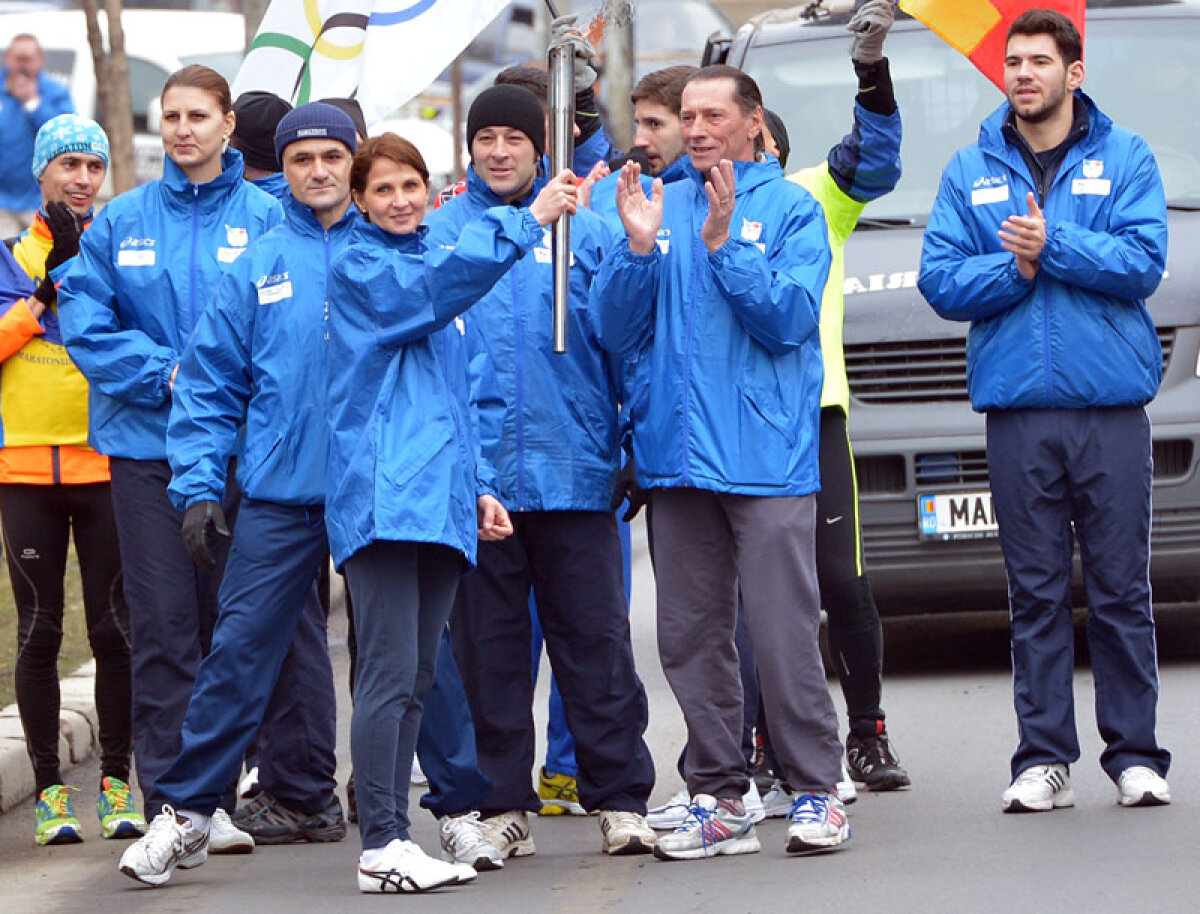 FOTO Tur de torţă » Numele mari ale sportului românesc au purtat flacăra olimpică prin Bucureşti