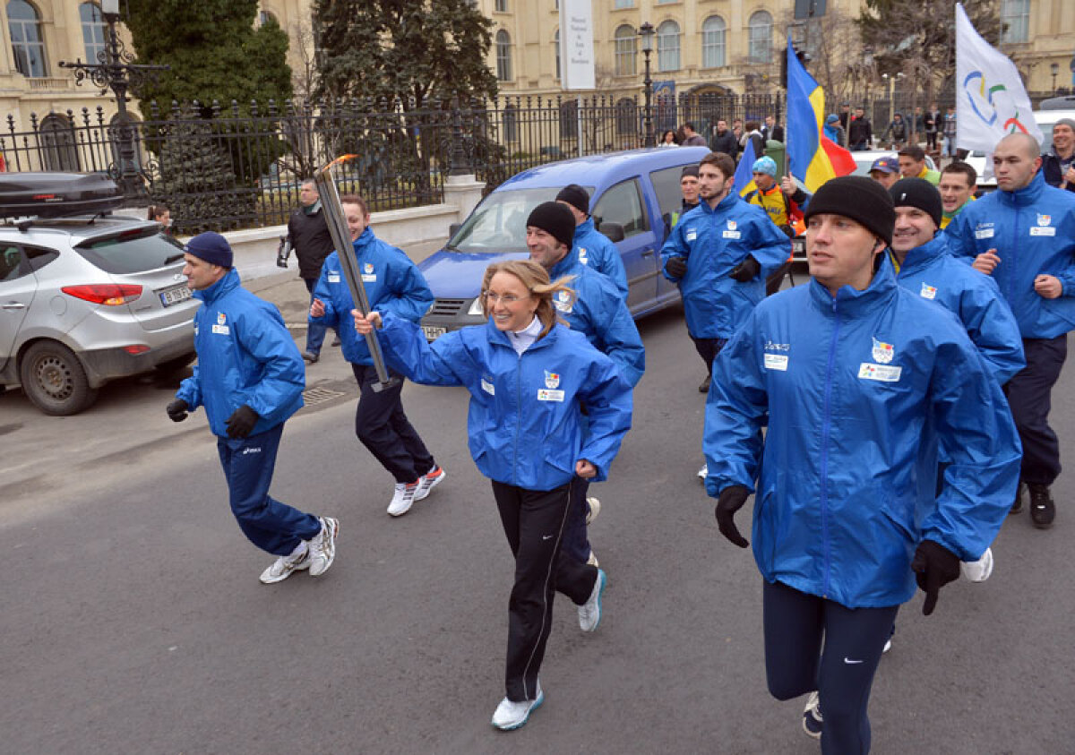 FOTO Tur de torţă » Numele mari ale sportului românesc au purtat flacăra olimpică prin Bucureşti