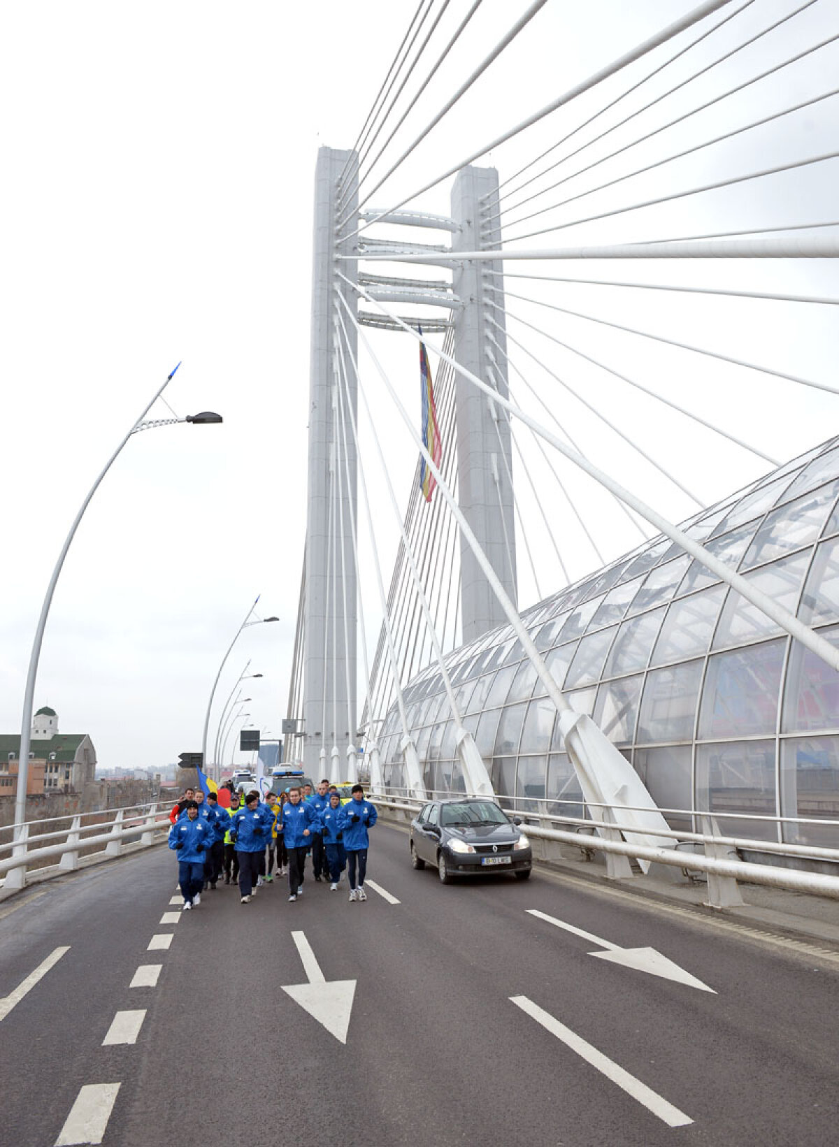 FOTO Tur de torţă » Numele mari ale sportului românesc au purtat flacăra olimpică prin Bucureşti