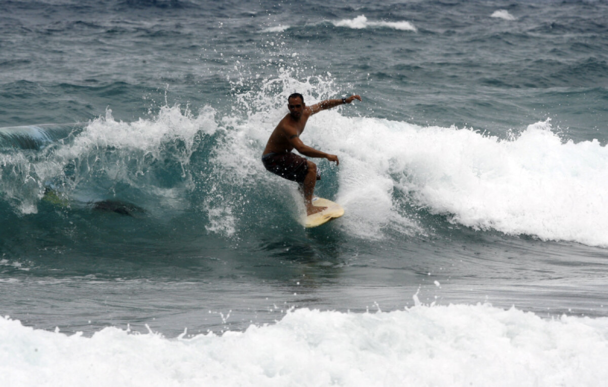 Valul interzis » Motivul politic pentru care nu sînt lăsaţi cubanezii să practice surfingul