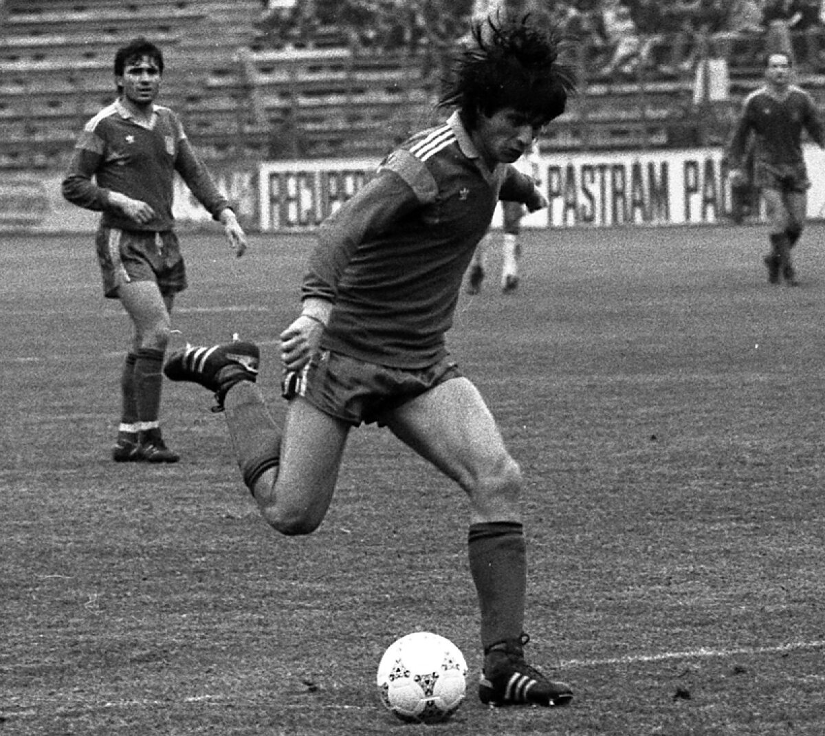 Marius Lăcătuș la 58 de ani! Povestea neștiută a unei încăierări imense din decembrie '89: „Hagi i-a tras un şut în fund prim-secretarului, Lăcătuș le zbura caschetele miliţienilor"