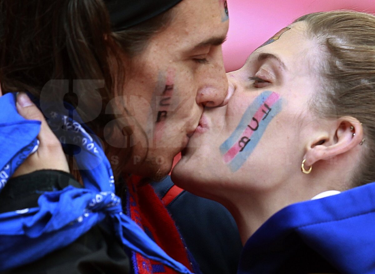 Love is in the air » 6 imagini tandre surprinse în tribune şi pe teren :D