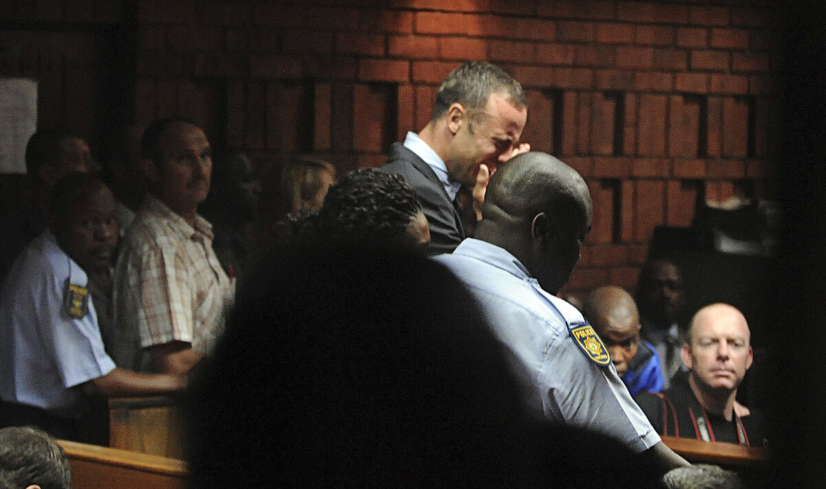 GALERIE FOTO Pistorius a izbucnit în lacrimi la tribunal