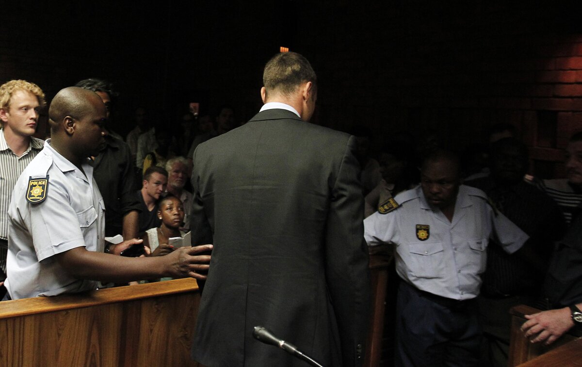 GALERIE FOTO Pistorius a izbucnit în lacrimi la tribunal