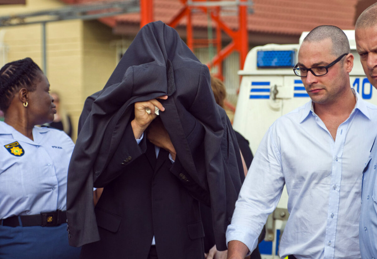 Lacrimi şi regrete » Vecinii care au ajuns în casa lui Pistorius spun că l-au găsit pe sud-african lîngă trupul inert al iubitei