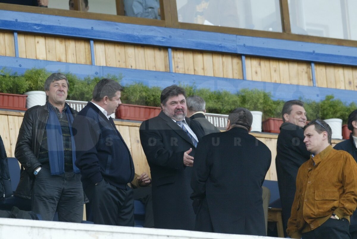 GALERIE FOTO » "Seche" dintr-un fotbal galben-albastru: "Sportul trebuie să fie adevăratul drog al tinerilor!"