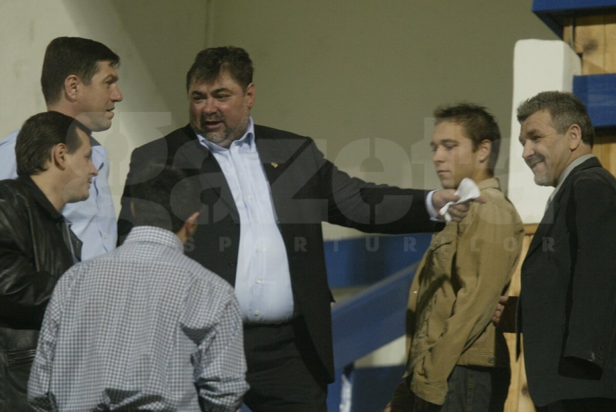 GALERIE FOTO » "Seche" dintr-un fotbal galben-albastru: "Sportul trebuie să fie adevăratul drog al tinerilor!"