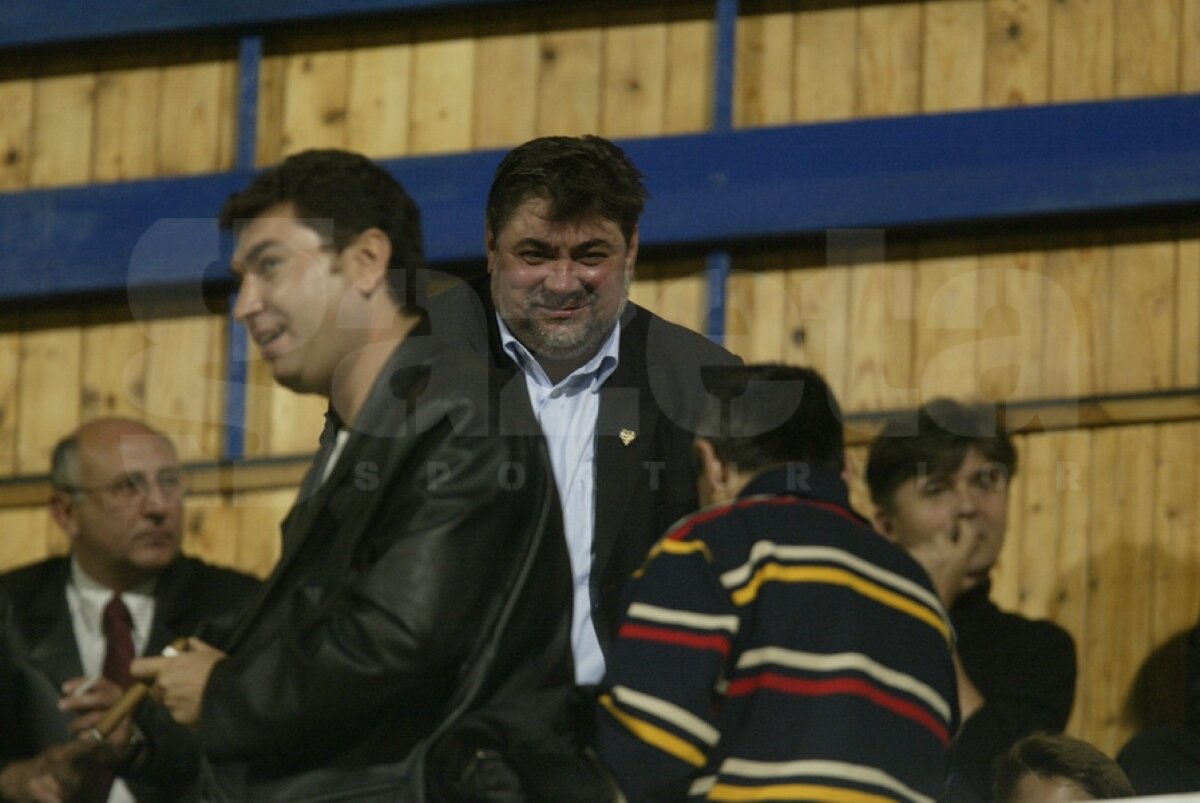 GALERIE FOTO » "Seche" dintr-un fotbal galben-albastru: "Sportul trebuie să fie adevăratul drog al tinerilor!"