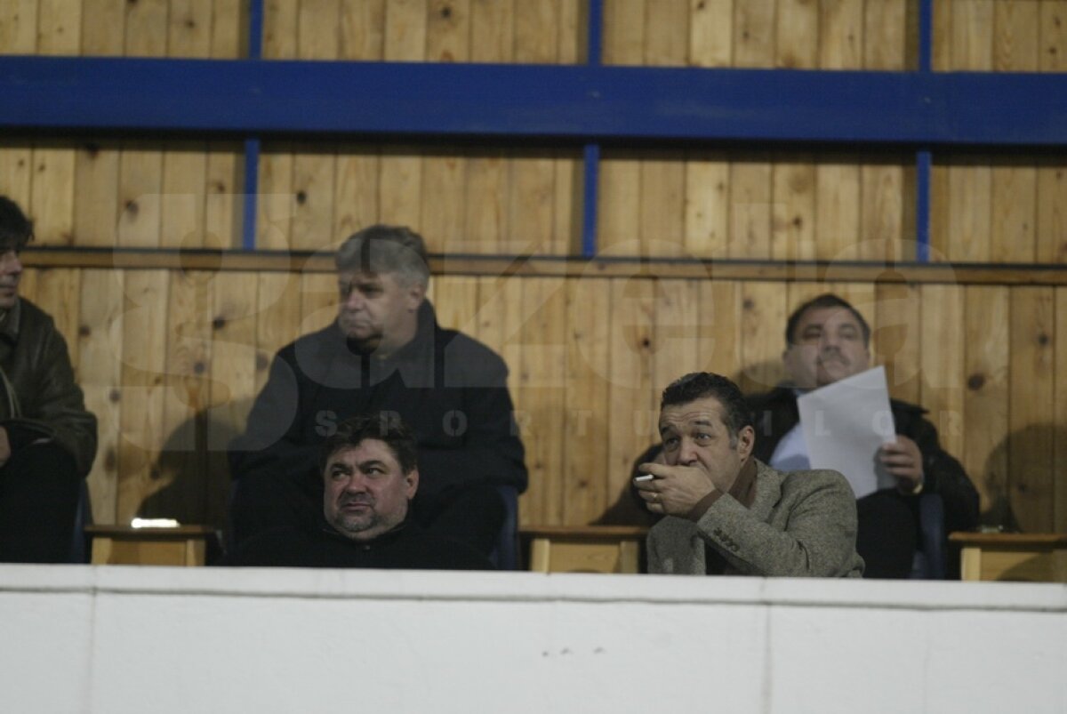 GALERIE FOTO » "Seche" dintr-un fotbal galben-albastru: "Sportul trebuie să fie adevăratul drog al tinerilor!"