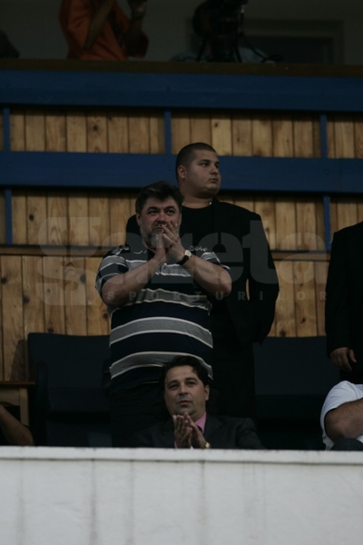 GALERIE FOTO » "Seche" dintr-un fotbal galben-albastru: "Sportul trebuie să fie adevăratul drog al tinerilor!"