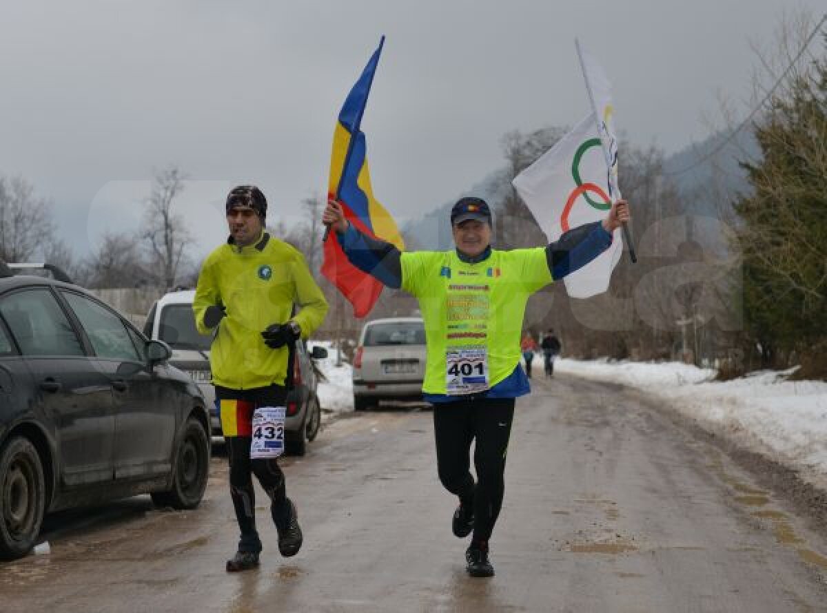 Patimile picioarelor îngheţate » A doua ediţie a Maratonului Zăpezii, cea mai dură competiţie de profil din România, a prefaţat, ieri, la Rîşnov, deschiderea FOTE