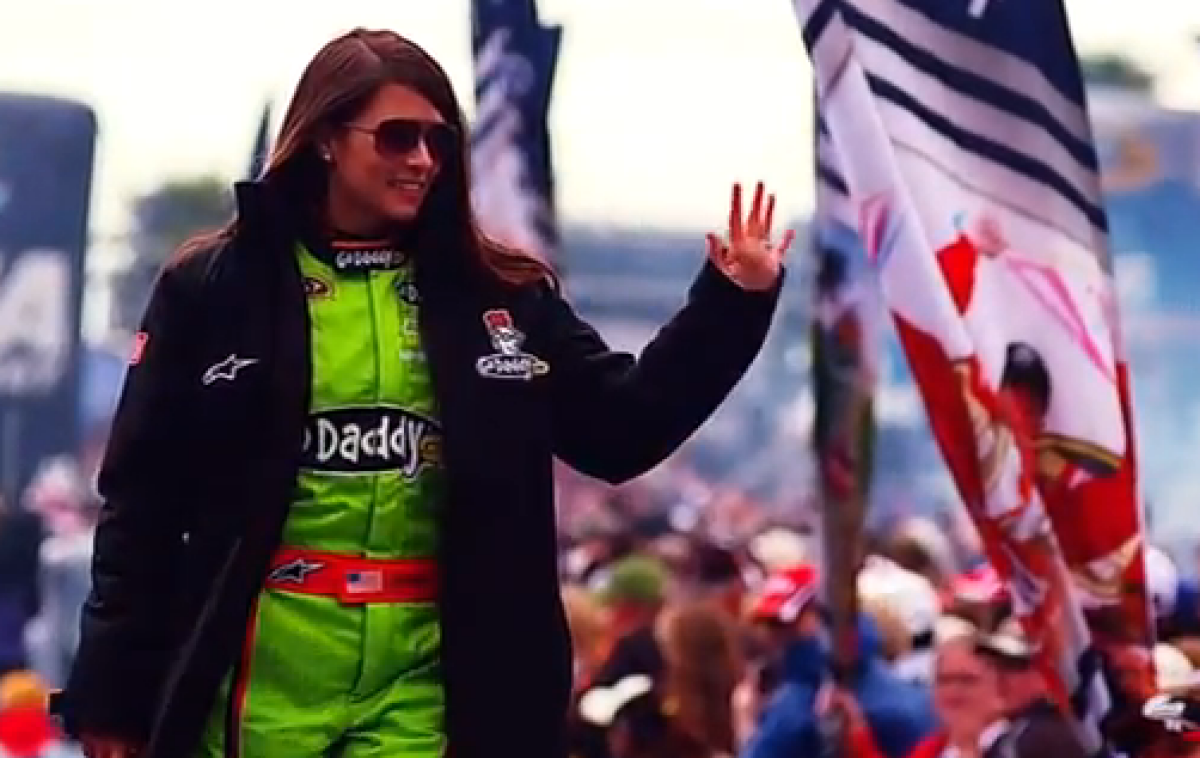 VIDEO&FOTO Cine a spus că femeile nu ştiu să conducă? Lecţie de pilotaj la Daytona 500