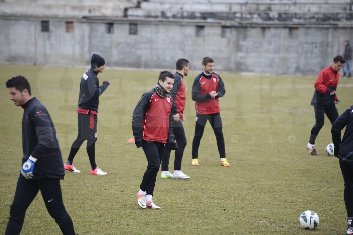 FOTO "Cîinii" strîng rîndurile înainte de prima etapă din 2012: "Toată lumea vorbeşte despre bani şi mai puţin despre fotbal! Vrem linişte"