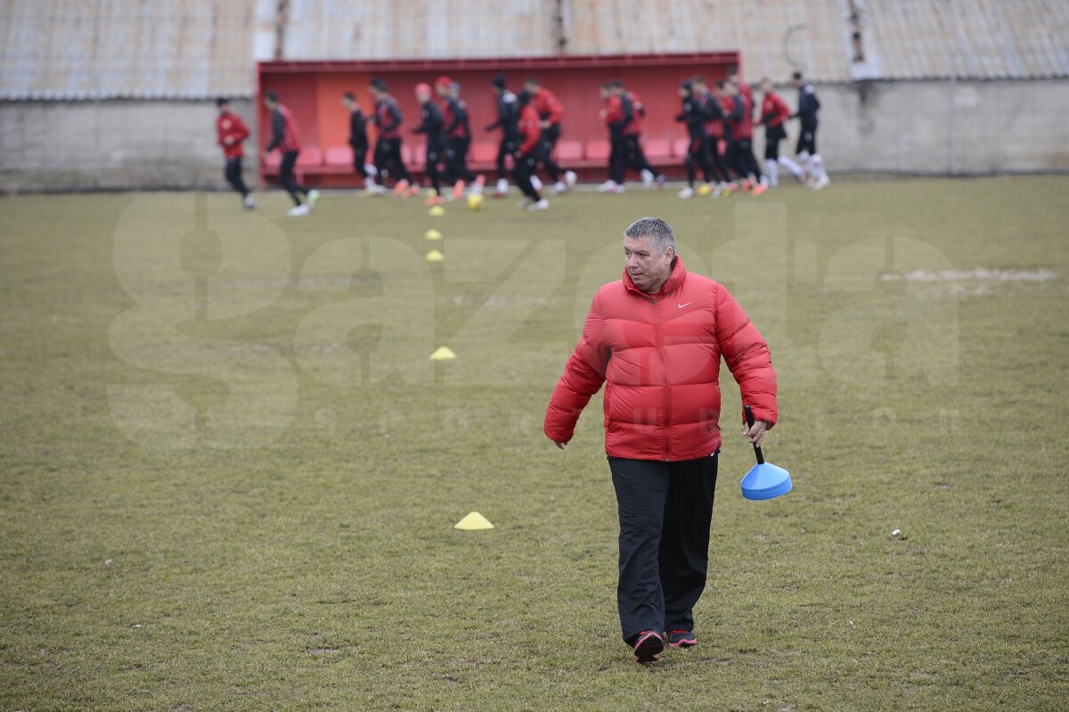 FOTO "Cîinii" strîng rîndurile înainte de prima etapă din 2012: "Toată lumea vorbeşte despre bani şi mai puţin despre fotbal! Vrem linişte"