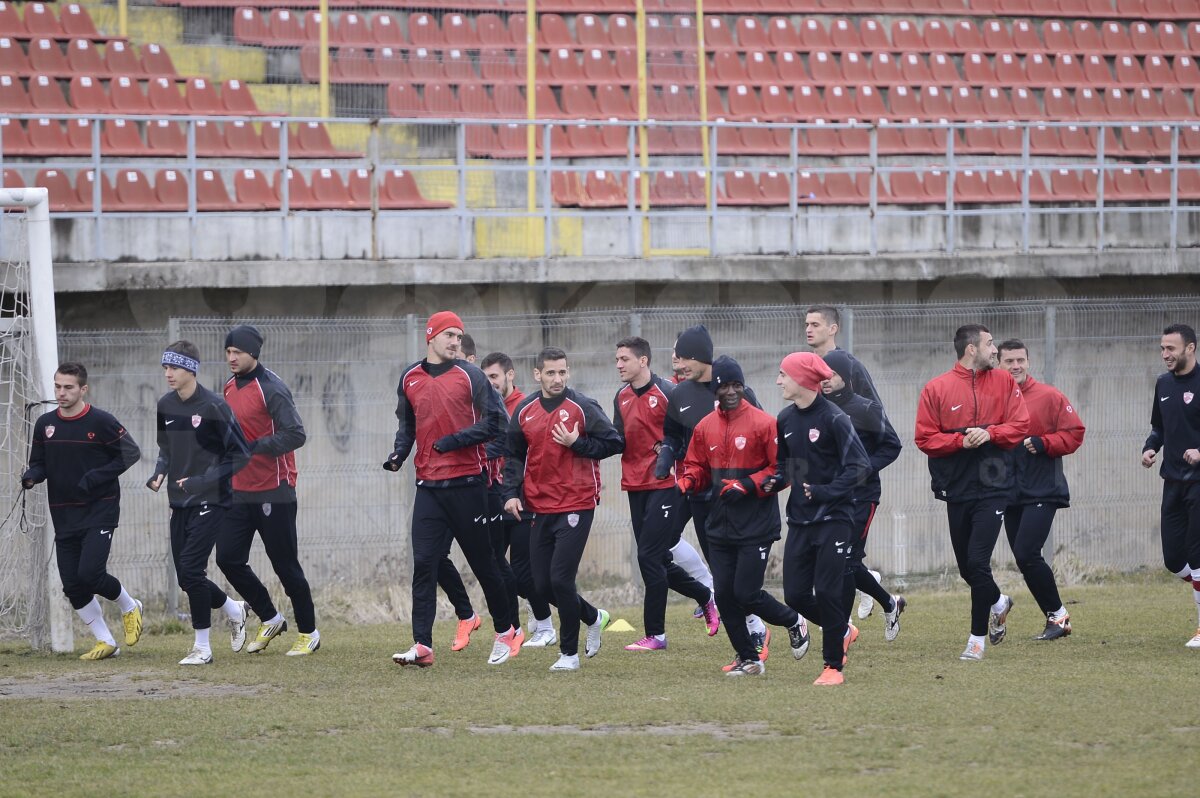 FOTO "Cîinii" strîng rîndurile înainte de prima etapă din 2012: "Toată lumea vorbeşte despre bani şi mai puţin despre fotbal! Vrem linişte"