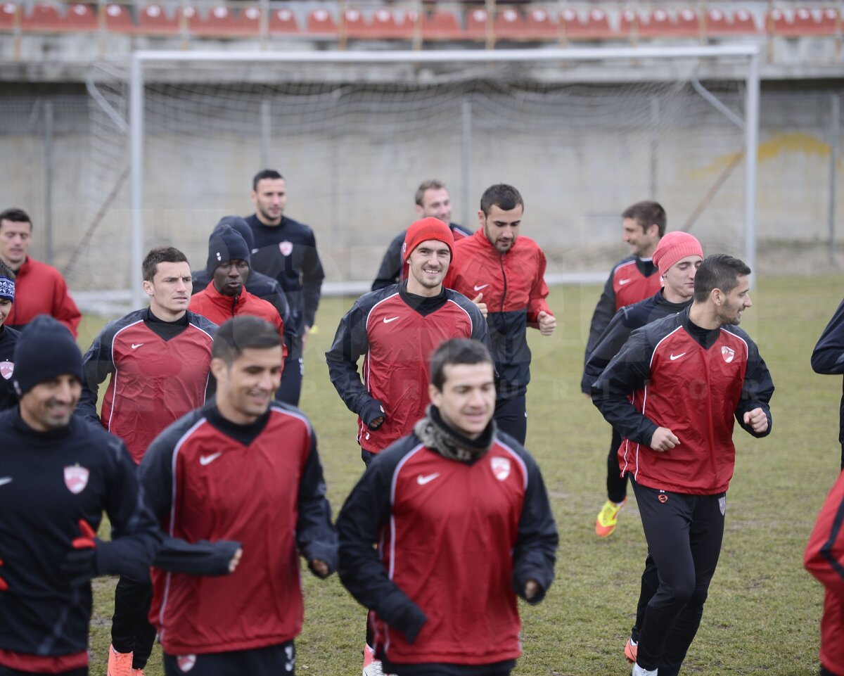 FOTO "Cîinii" strîng rîndurile înainte de prima etapă din 2012: "Toată lumea vorbeşte despre bani şi mai puţin despre fotbal! Vrem linişte"