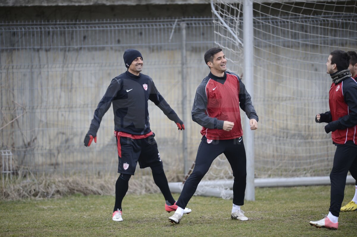 FOTO "Cîinii" strîng rîndurile înainte de prima etapă din 2012: "Toată lumea vorbeşte despre bani şi mai puţin despre fotbal! Vrem linişte"