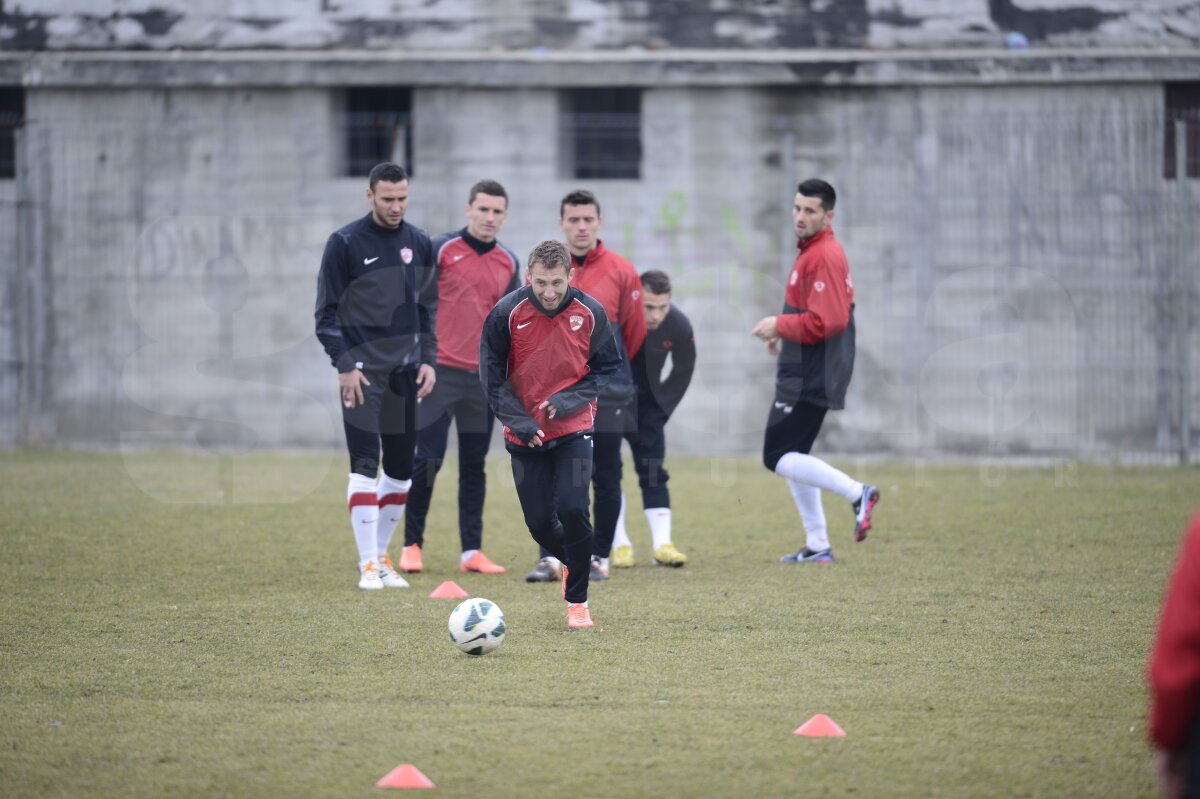 FOTO "Cîinii" strîng rîndurile înainte de prima etapă din 2012: "Toată lumea vorbeşte despre bani şi mai puţin despre fotbal! Vrem linişte"