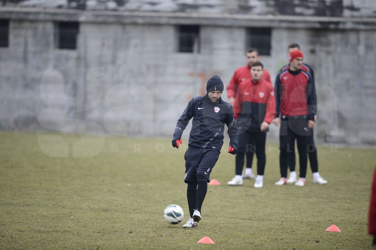 FOTO "Cîinii" strîng rîndurile înainte de prima etapă din 2012: "Toată lumea vorbeşte despre bani şi mai puţin despre fotbal! Vrem linişte"