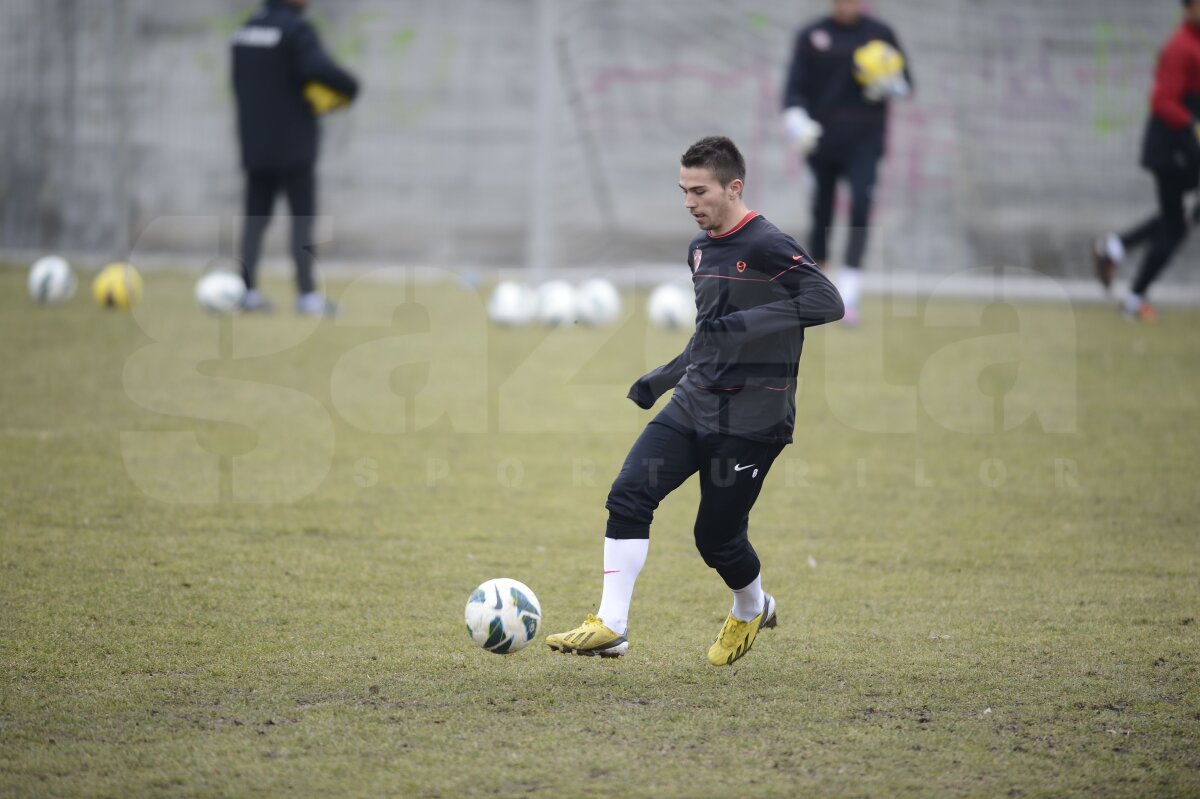 FOTO "Cîinii" strîng rîndurile înainte de prima etapă din 2012: "Toată lumea vorbeşte despre bani şi mai puţin despre fotbal! Vrem linişte"