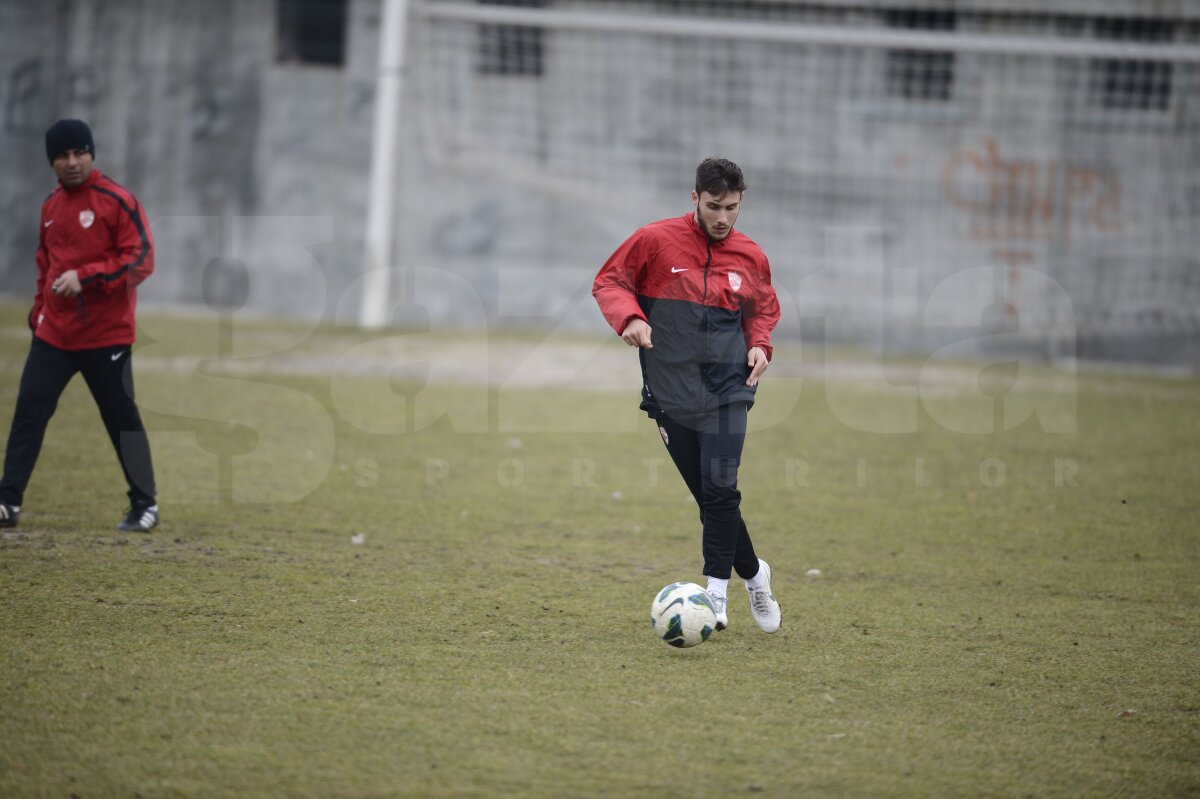 FOTO "Cîinii" strîng rîndurile înainte de prima etapă din 2012: "Toată lumea vorbeşte despre bani şi mai puţin despre fotbal! Vrem linişte"