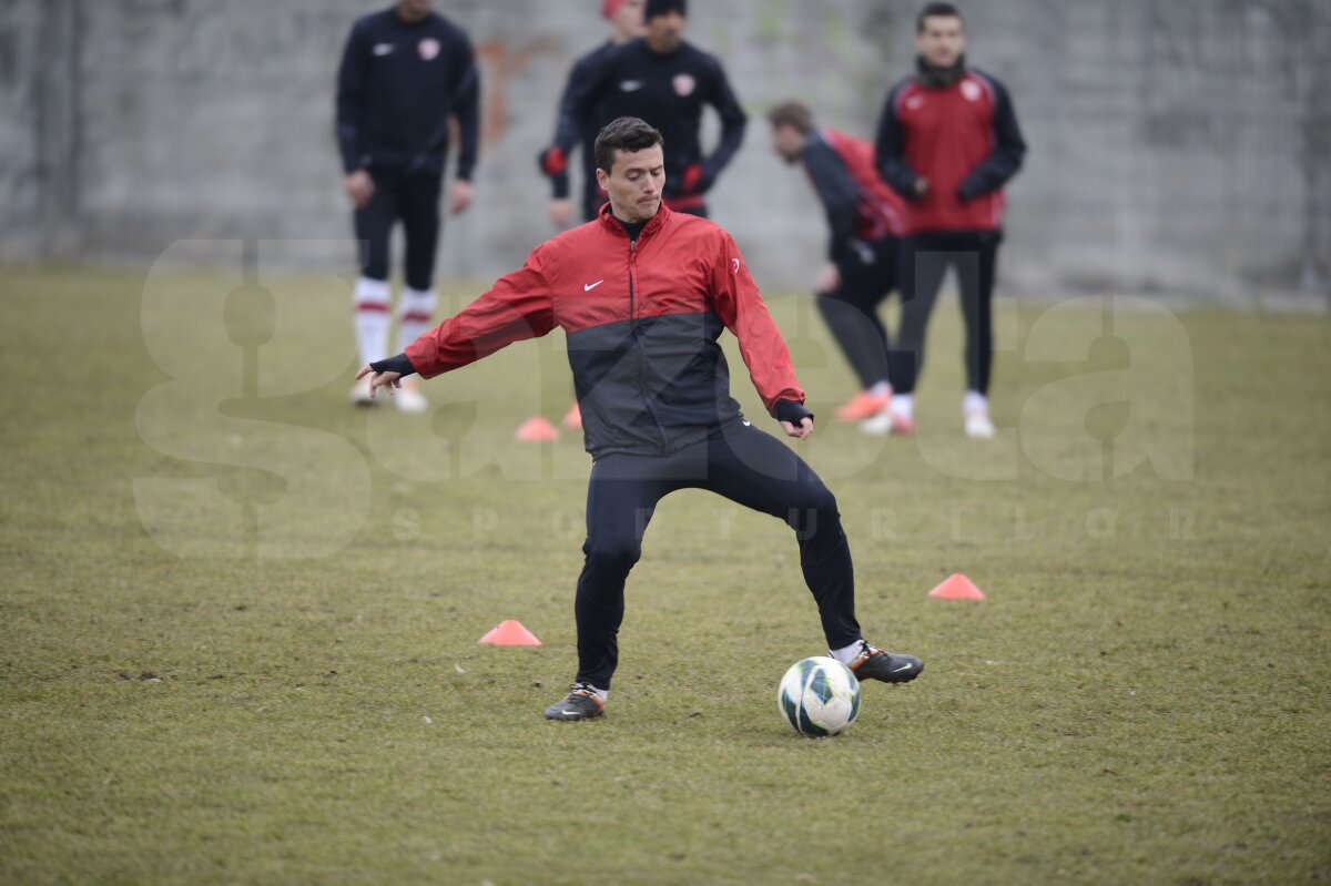 FOTO "Cîinii" strîng rîndurile înainte de prima etapă din 2012: "Toată lumea vorbeşte despre bani şi mai puţin despre fotbal! Vrem linişte"