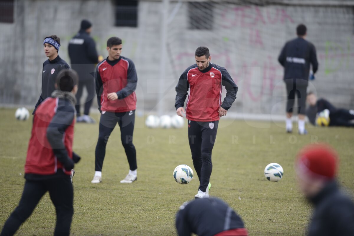 FOTO "Cîinii" strîng rîndurile înainte de prima etapă din 2012: "Toată lumea vorbeşte despre bani şi mai puţin despre fotbal! Vrem linişte"