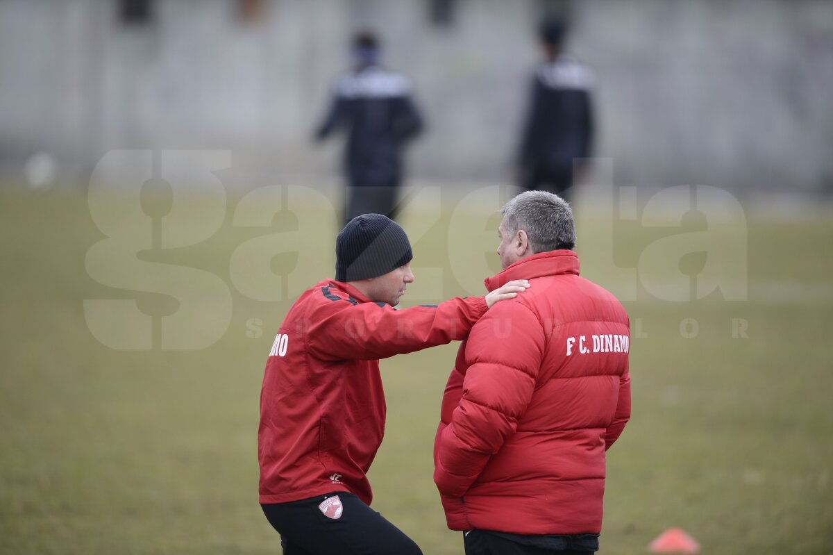 FOTO "Cîinii" strîng rîndurile înainte de prima etapă din 2012: "Toată lumea vorbeşte despre bani şi mai puţin despre fotbal! Vrem linişte"